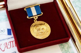 Награда. Фото пресс-службы правительства Иркутской области