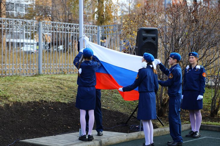 Поднятие флага. Фото пресс-службы думы Иркутска