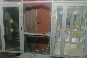 Разбитое стекло в тамбуре. Фото пресс-службы Росгвардии