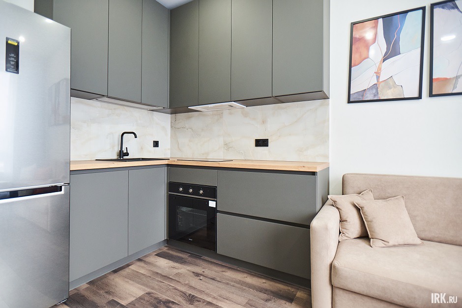 Двухкомнатная квартира с ремонтом в темных тонах