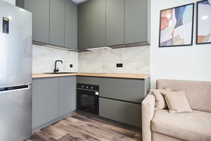 Двухкомнатная квартира с ремонтом в темных тонах