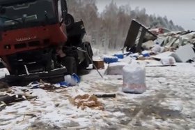 ДТП с большегрузами на трассе. Скриншот видео пресс-службы Госавтоинспекции Иркутской области