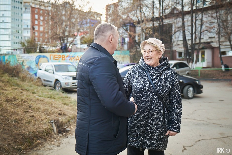 Василий Донских с местной жительницей Василий Донских с местной жительницей