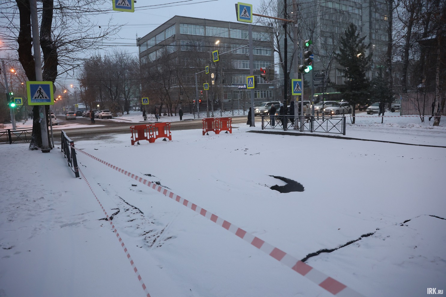 По сообщению очевидцев, на месте коммунальной аварии провалился асфальт.