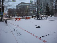 По сообщению очевидцев, на месте коммунальной аварии провалился асфальт.