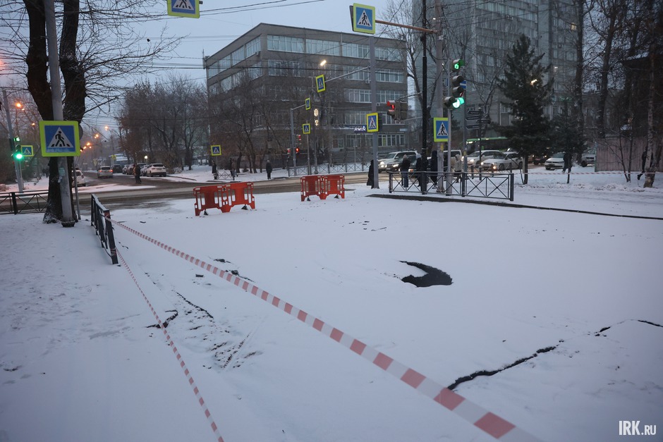 По сообщению очевидцев, на месте коммунальной аварии провалился асфальт.