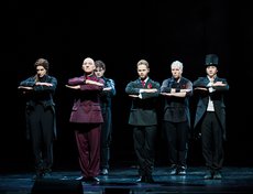 Игра оборачивается реальностью, а шутка – трагедией, и теперь артистам предстоит довести спектакль до конца.