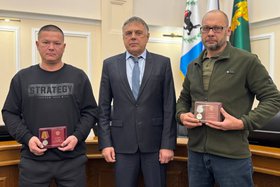 Вручение наград. Фото из телеграм-канала мэра АГО Сергея Петрова