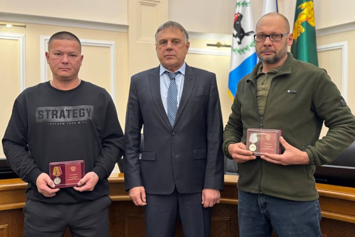 Вручение наград. Фото из телеграм-канала мэра АГО Сергея Петрова