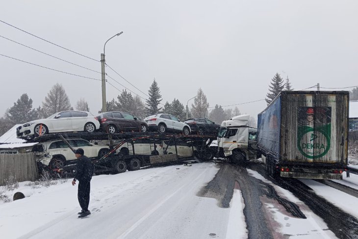 Столкновение автовоза и фуры. Фото Госавтоинспекции региона