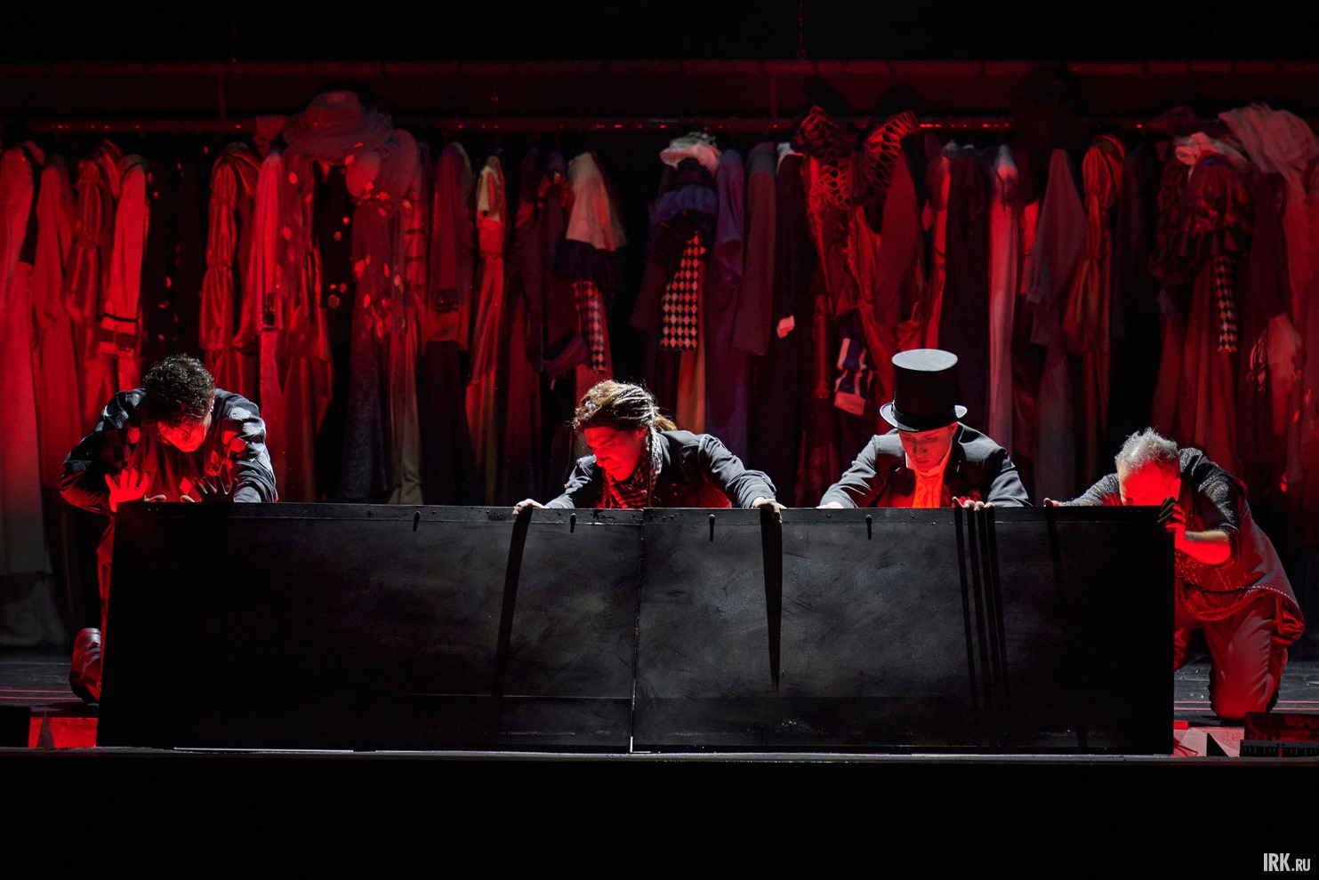 Группа актёров-трикстеров, мастера иллюзий, находят на заброшенной сцене загадочный ящик — ящик Пандоры. Поддавшись любопытству, они открывают его, не подозревая о роковых последствиях.