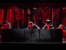 Группа актёров-трикстеров, мастера иллюзий, находят на заброшенной сцене загадочный ящик — ящик Пандоры. Поддавшись любопытству, они открывают его, не подозревая о роковых последствиях.