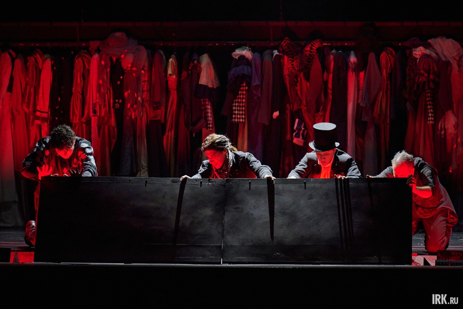 Группа актёров-трикстеров, мастера иллюзий, находят на заброшенной сцене загадочный ящик — ящик Пандоры. Поддавшись любопытству, они открывают его, не подозревая о роковых последствиях.