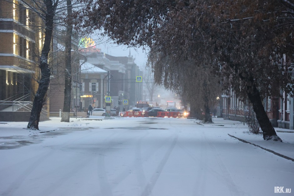 Утром 14 ноября пострадавший участок Дзержинского от Карла Либкнехта до Декабрьских Событий перекрыли в обоих направлениях.