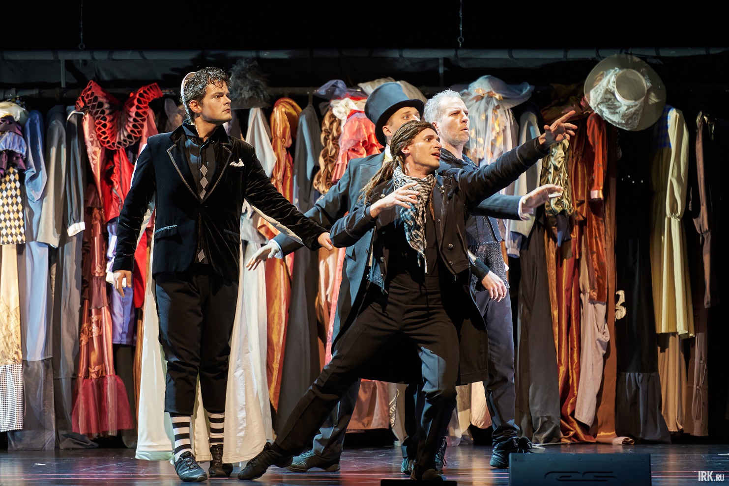 Сначала это просто импровизация и весёлая пародия, но сила архетипов неумолима.