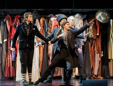 Сначала это просто импровизация и весёлая пародия, но сила архетипов неумолима.