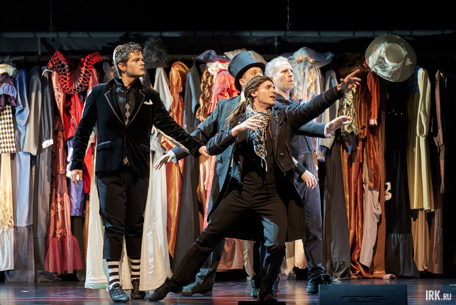 Сначала это просто импровизация и весёлая пародия, но сила архетипов неумолима.