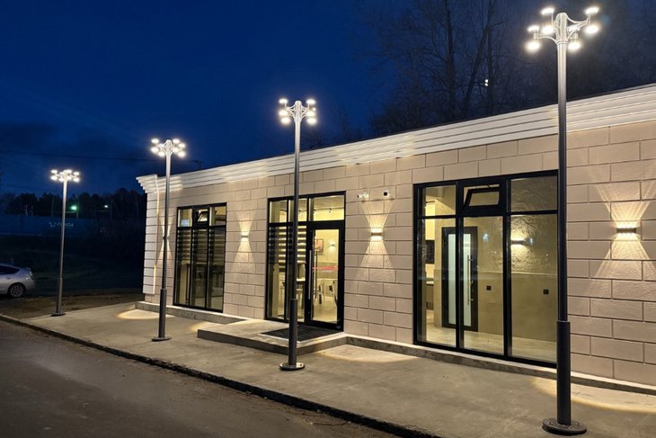 Теплая остановка. Фото из телеграм-канала мэра АГО Сергея Петрова