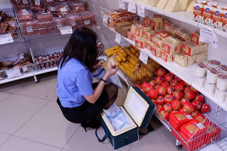 Проверка продукции. Фото пресс-службы управления Россельхознадзора по Иркутской области