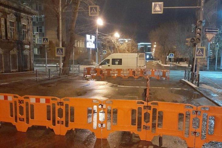 Перекрытый участок и провалы на дороге. Фото пресс-службы администрации Иркутска