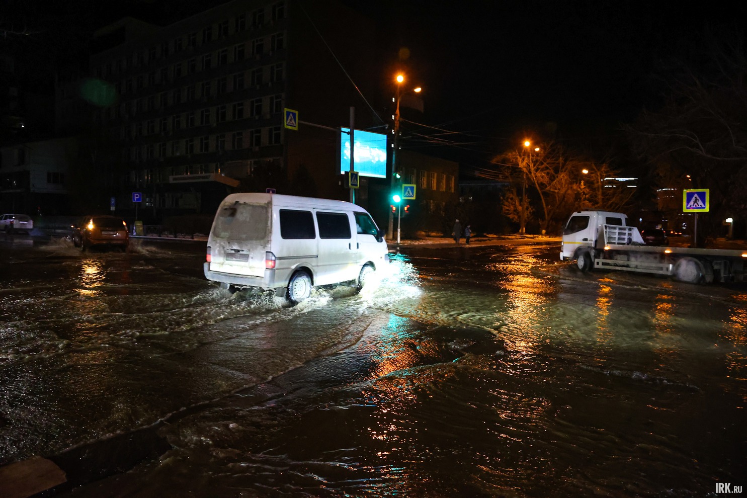 Холодной водой затопило перекрёсток улиц Дзержинского и Декабрьских Событий.