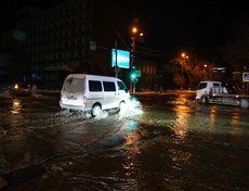 Холодной водой затопило перекрёсток улиц Дзержинского и Декабрьских Событий.