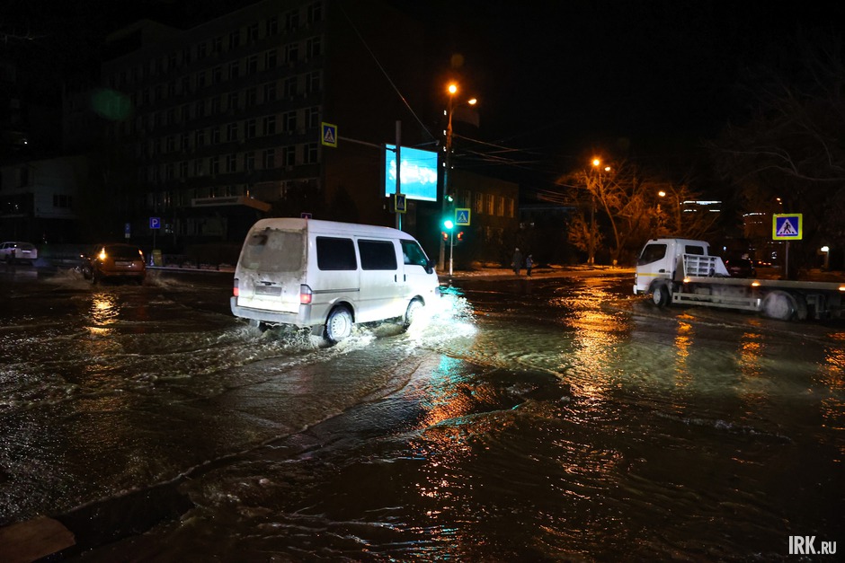 Холодной водой затопило перекрёсток улиц Дзержинского и Декабрьских Событий.