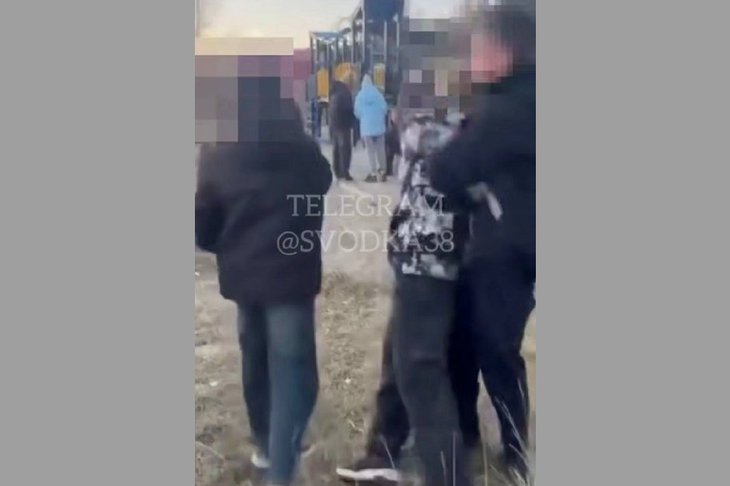 Потасовка школьников. Скриншот видео из телеграм-канала «Сводка38»