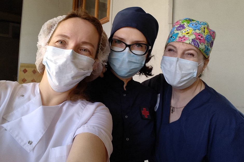 Наталия вместе с волонтерами в больнице Донецка