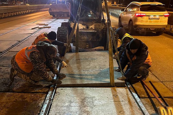 Замена плит. Фото пресс-службы администрации Иркутска