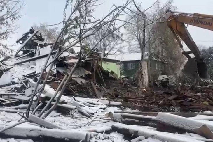 Снос дома. Фото пресс-службы мэрии Иркутска