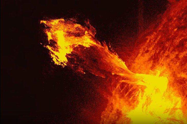 Вспышка на Солнце 4 ноября. Изображение с сайта лаборатории солнечной астрономии ИКИ и ИСЗФ СО РАН