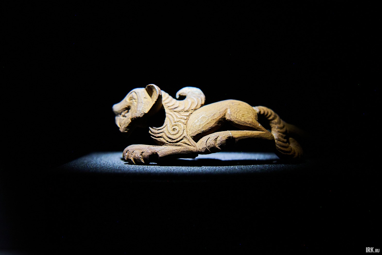 На выставке представлены различные артефакты. Например, резной наконечник шейной гривны (V – III вв. до н.э.) в виде фигурки барса с оскаленной пастью.