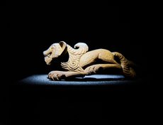 На выставке представлены различные артефакты. Например, резной наконечник шейной гривны (V – III вв. до н.э.) в виде фигурки барса с оскаленной пастью.