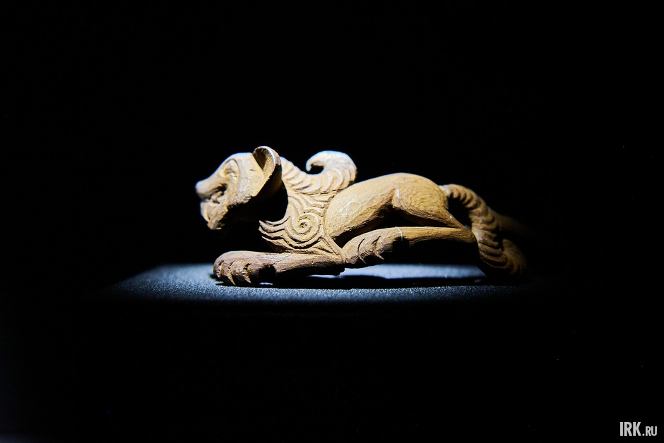 На выставке представлены различные артефакты. Например, резной наконечник шейной гривны (V – III вв. до н.э.) в виде фигурки барса с оскаленной пастью.