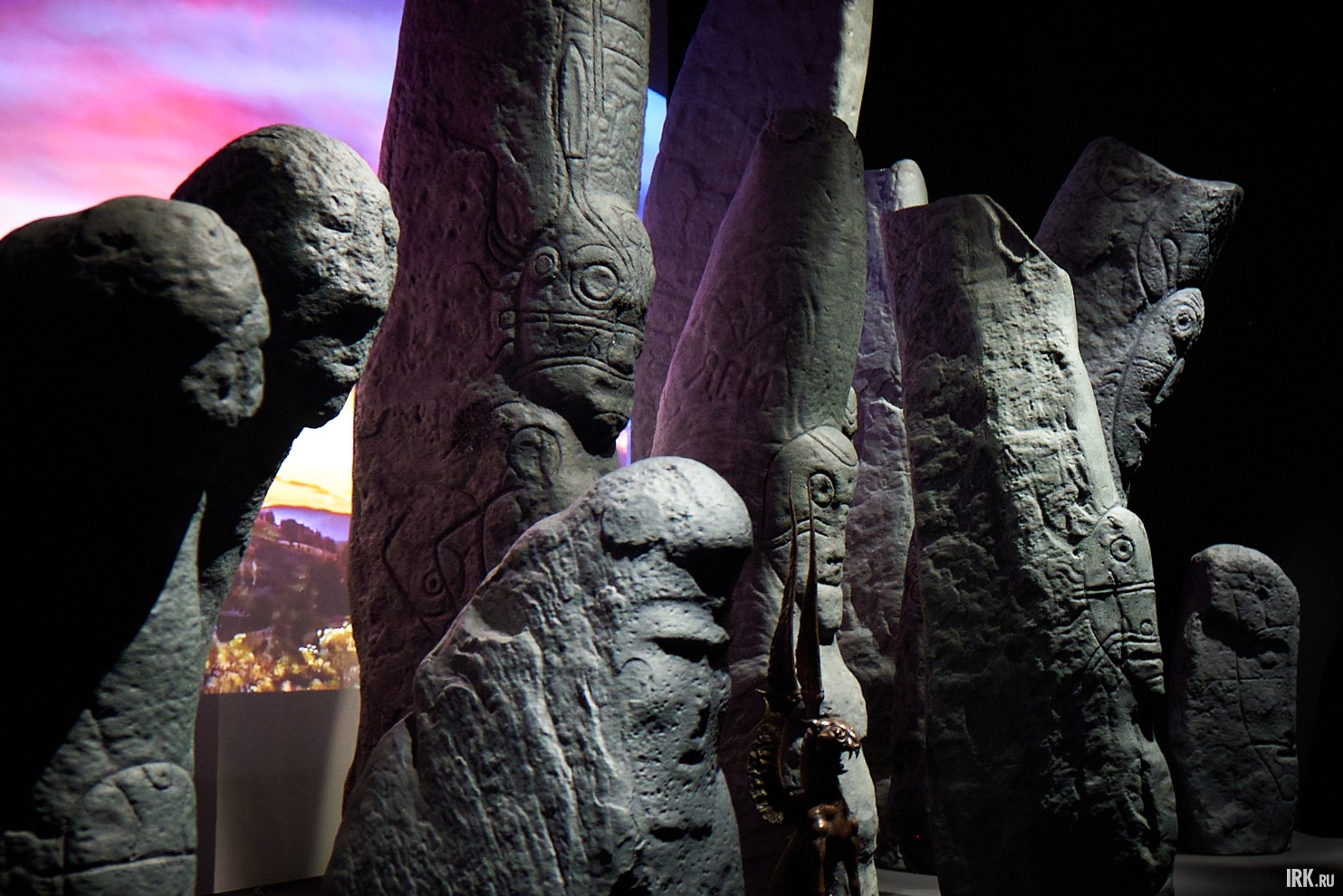 Это передвижная выставка, уникальная для каждого города. В Иркутске сделан акцент на предметах палеолитического искусства.