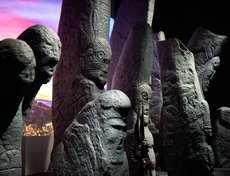 Это передвижная выставка, уникальная для каждого города. В Иркутске сделан акцент на предметах палеолитического искусства.