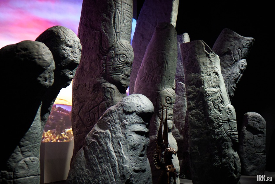 Это передвижная выставка, уникальная для каждого города. В Иркутске сделан акцент на предметах палеолитического искусства.