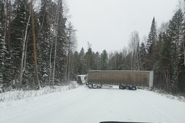 Фура. Фото из телеграм-канала дорожной службы Иркутской области