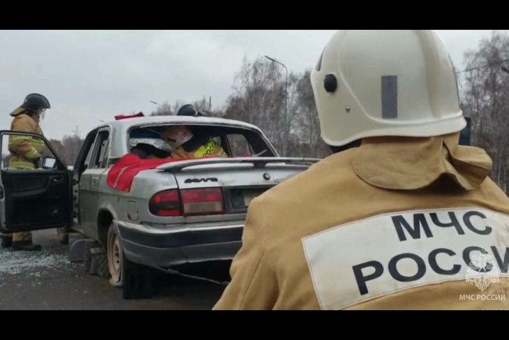 Условное ДТП. Фото пресс-службы ГУ МЧС по региону