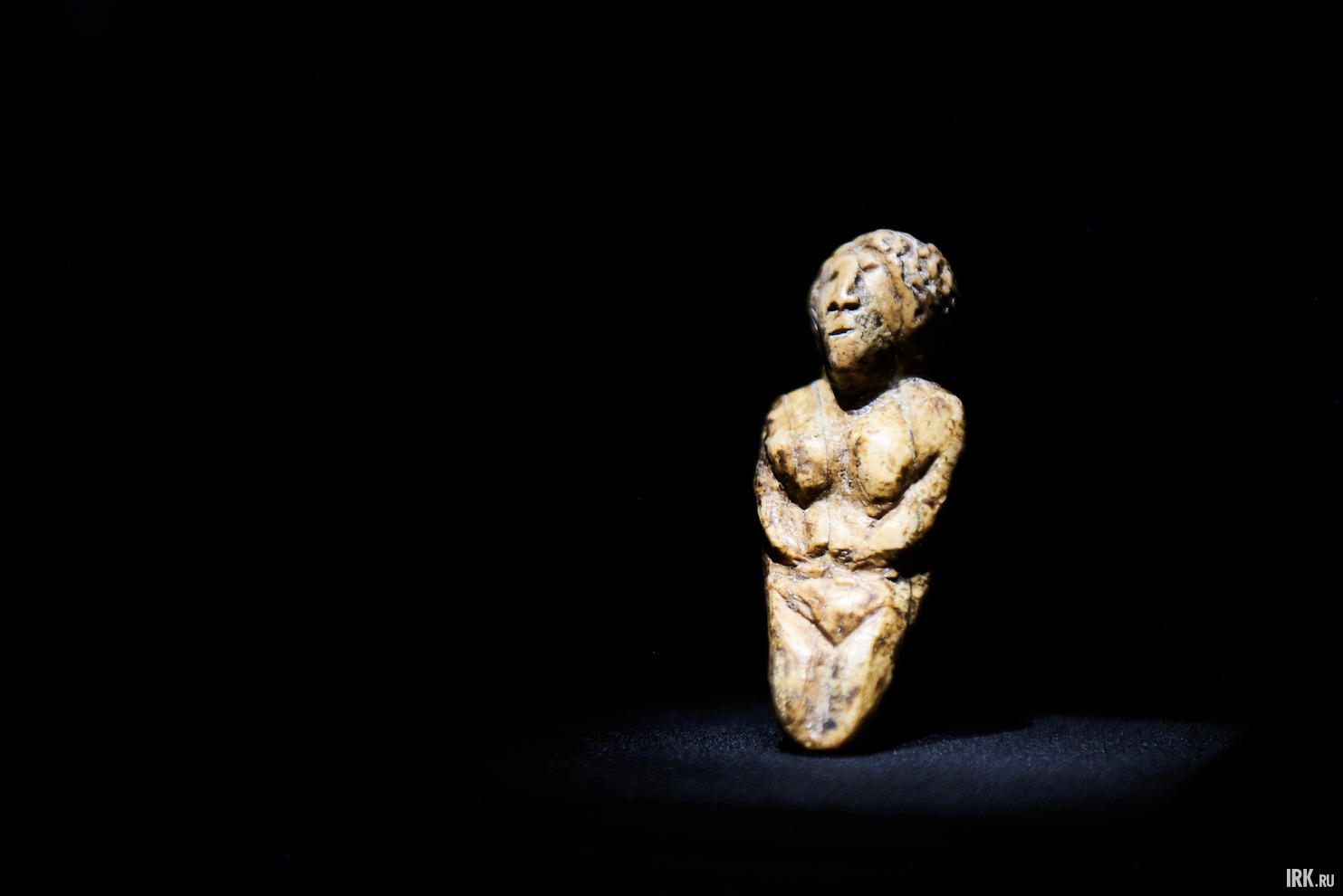 В экспозиции «Сны Сибири» представлено около 40 археологических артефактов, но главными экспонатами стали мальтинские венеры — древние статуэтки женщин, обнаруженные в начале ХХ века на стоянке Мальта в Иркутской области.