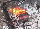 Загоревшийся автомобиль. Скриншот видео очевидцев