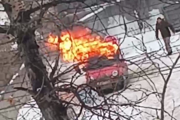 Загоревшийся автомобиль. Скриншот видео очевидцев