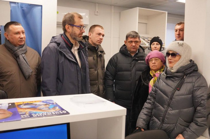 Депутаты в почтовом отделении. Взято с сайта ЗС Иркутской области