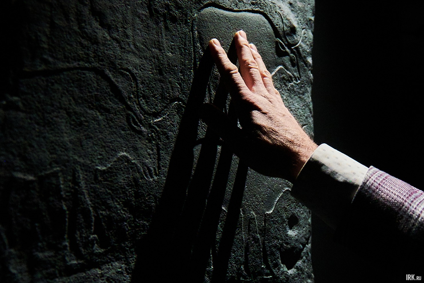 Некоторые экспонаты и элементы выставки можно потрогать.