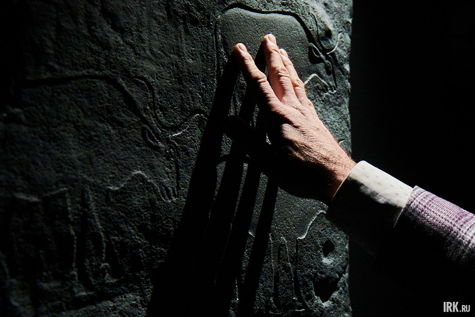 Некоторые экспонаты и элементы выставки можно потрогать.