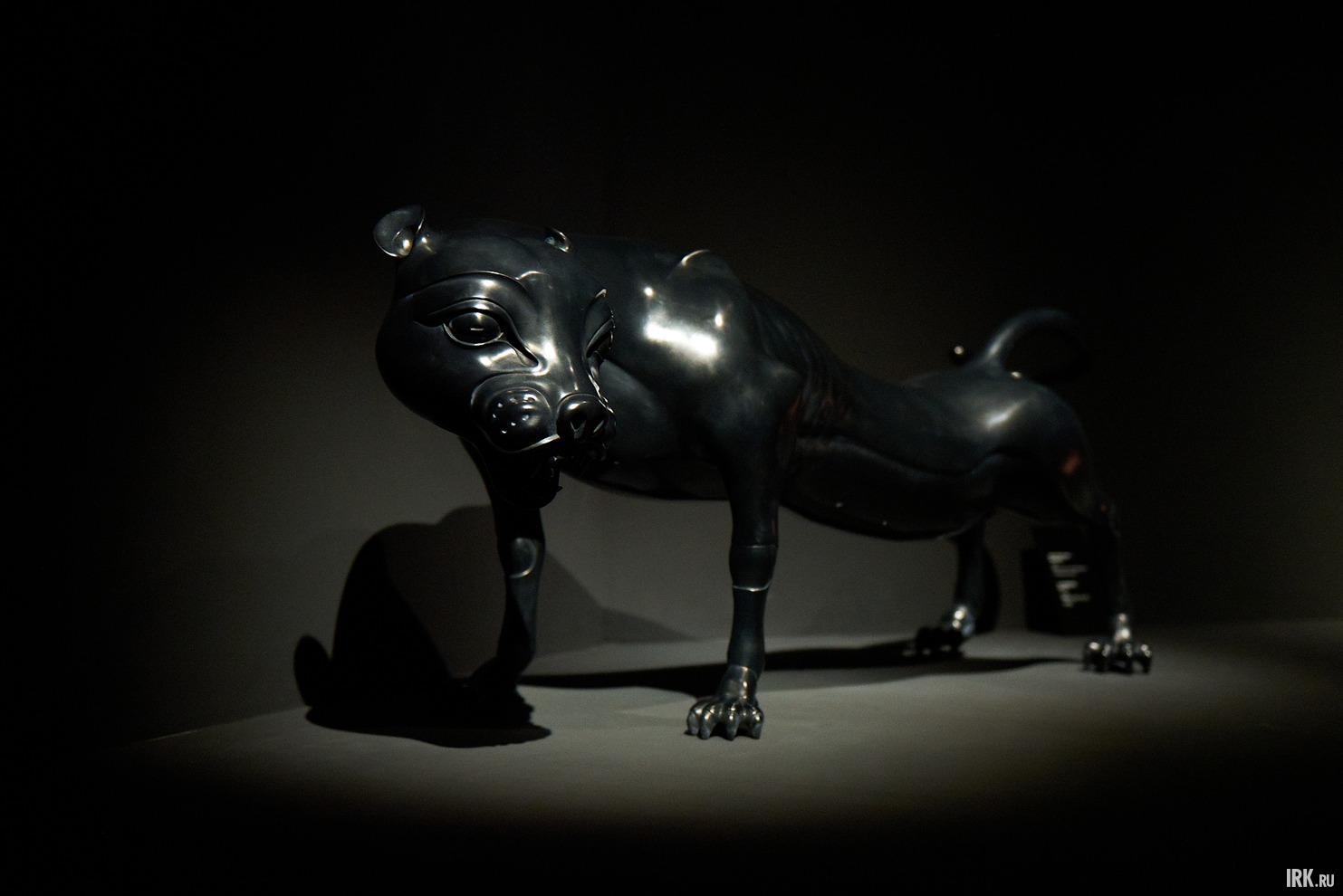 Скульптура «Царица» Даши Намдакова изображает чёрную пантеру — символ ярости матери, защищающей потомство.