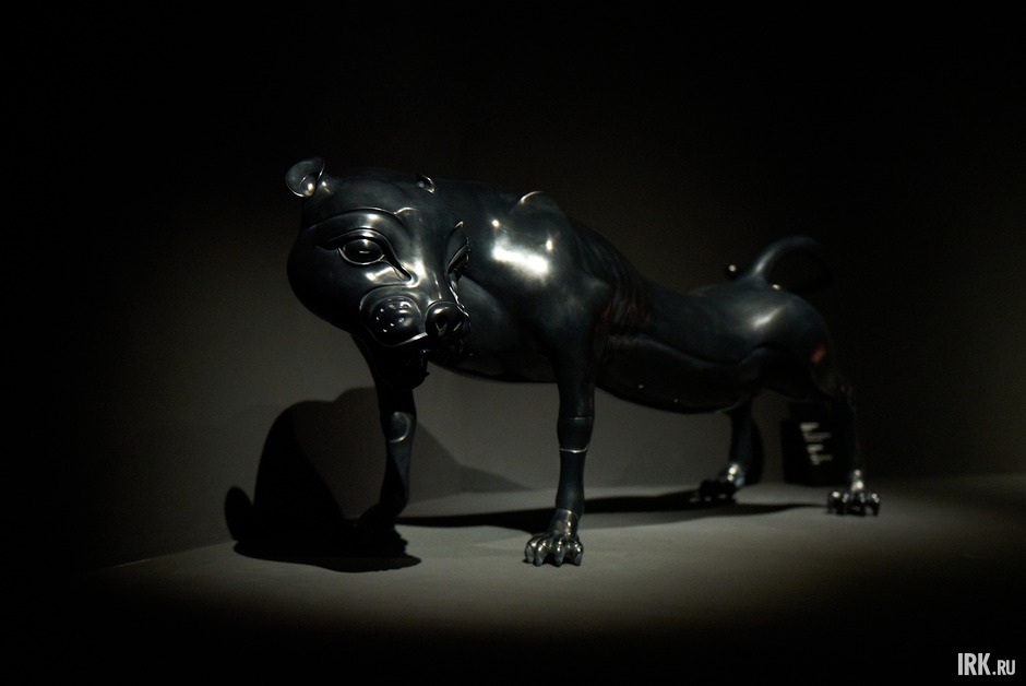 Скульптура «Царица» Даши Намдакова изображает чёрную пантеру — символ ярости матери, защищающей потомство.