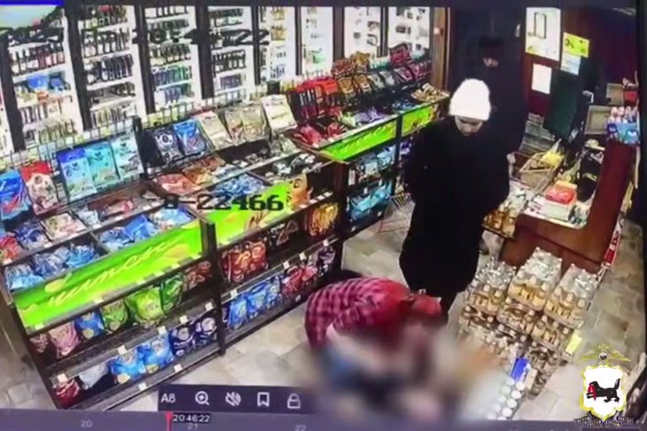 Подозреваемая в нападении на продавца в магазине. Скриншот видео пресс-службы ГУ МВД России по Иркутской области