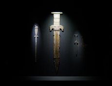 А где ещё вы увидите скифский ритуальный меч с изображением глаз на гарде (V–III вв. до н. э. Прибайкалье)?